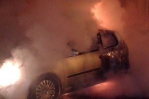 Incendiu pe Bulevardul Magheru din Oradea: Focul izbucnit la o maşină s-a extins la depozitul unui magazin (FOTO)