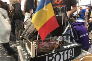 Un robot construit de câţiva elevi arădeni, în competiţia First Tech Challenge Romania
