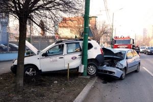 Accident provocat de un şofer care nu s-a asigurat la schimbarea direcţiei, pe Bulevardul Take Ionescu