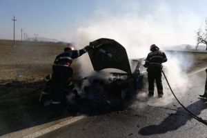 Alerta la pompieri. Un autoturism a fost cuprins de flacari (galerie foto)