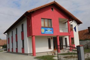 Comuna care şi-a făcut sediu nou pentru primărie, în timp ce elevii merg la WC în curte
