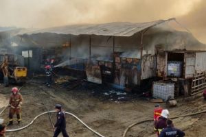 Incendiu puternic la o ferma din Mizil. Au ars peste 150 de porci si 100 de vaci