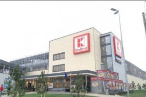 Răsturnare de situaţie în scandalul alimentelor “otrăvite” de la Kaufland şi Carrefour. Un producător acuzat a spus totul: bacteria e prezentă în tot peştele proaspăt