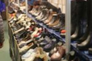 FOTO. De la blănuri, jachete de piele, haine sau pantofi, până la opinci, salam de mangaliţa şi turmeric. Ofertă diversificată pentru timişoreni la Salonul Industriei Uşoare