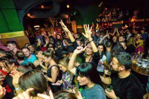 Cea mai tare petrecere din weekend la Sibiu – Retro Night Fever în Cotton Pub