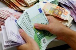 Euro a urcat la 4,76 lei