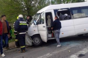 Din MAXI-TAXI, a ajuns la spital cu MÂINILE RUPTE!