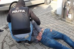 Patru hoţi de haine, prinşi în flagrant de poliţişti