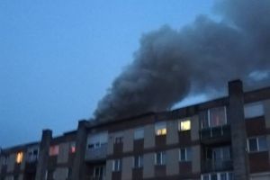 INCENDIU într-un BLOC din Sebiş! Intervenţie DIFICILĂ a pompierilor, PANICĂ printre locatari (GALERIE FOTO)