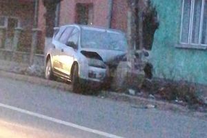 Un copil de 14 ani, aflat la volan, s-a izbit într-o maşină de poliţie în timp ce era urmărit