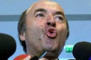 Slugarel Toader a reusit sa faca din bube, mucegaiuri şi noroi, pentru infractori doar legi noi