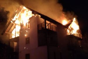 VIDEO Pensiune cuprinsă de flăcări, la Sâmbăta de Sus