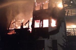Incendiu violent la o pensiune din Sambata de Sus, judetul Brasov. Cladirea a fost mistuita de flacari (galerie foto)