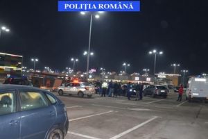 FOTO – Patru hoţi din Sibiu şi Vâlcea prinşi la furat în Mall-ul Coresi din Braşov
