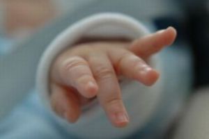 Bebeluş de 2 luni, bătut de tată pentru că plângea