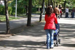 Bebeluş strâns de gât în timp ce se afla în cărucior, la plimbare cu mama sa