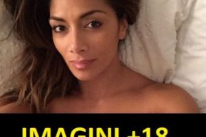 O cântăreaţă a apărut GOALĂ pe internet. NIMIC nu îi mai spală RUȘINEA - Foto din INTIMITATEA PATULUI