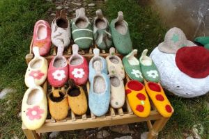 Papuci din pâslă şi şosete de lână, de 5.000 de euro, furate din Viscri. Sătenii cer ajutor