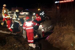 Accident pe DN 79, la ieşire din Leş: O maşină s-a răsturnat în şanţ, iar o tânără de 27 de ani a fost încarcerată (FOTO)