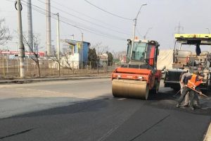 A început asfaltarea pe strada Chimiei
