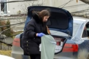 Un contrabandist urmărit de poliţişti a provocat un accident şi a fugit, abandonând ...