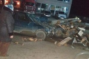 Şofer în stare avansată de ebrietate, prins după ce a intrat cu maşina într-o căruţă