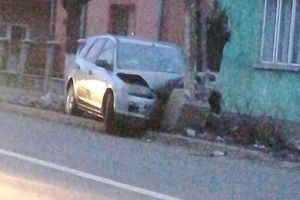 Un copil de 14 ani, aflat la volan, s-a izbit într-o maşină de poliţie în timp ce era urmărit