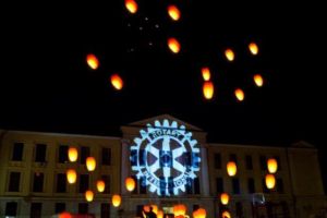 DUMINICĂ: Rotary International sărbătoreşte 114 ani de la înfiinţare prin lansarea a 114 lampioane din Piata Cetăţii Alba Iulia