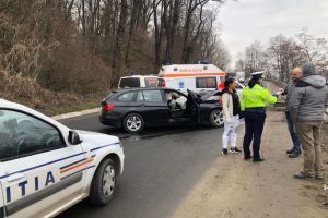 VIDEO FOTO – Mamă şi fiică rănite într-un accident cu trei victime pe DN14 la ieşirea din Mediaş
