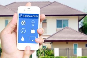 Foloseşte telefonul pentru a-ţi monitoriza locuinţa când eşti plecat de acasă