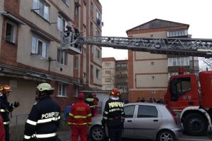 Oameni evacuaţi de pompieri după ce un apartament a fost cuprins de flăcări, la Lugoj