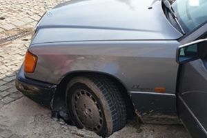 Maşină înţepenită într-un canal descoperit pe un trotuar din Timişoara