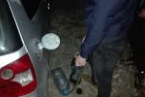 Surprinşi de jandarmi în timp ce sustrăgeau   carburant din rezervorul unui autoturism