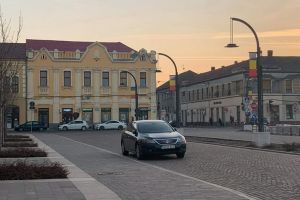 Bolojan, prins în offside: Maşina primarului de Oradea, parcată neregulamentar în Piaţa Unirii (VIDEO)