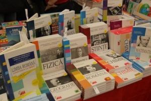 ATENȚIE, PROFESORI. Ministerul Educaţiei caută profesori pentru evaluarea proiectelor de manuale şcolare 