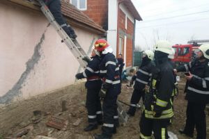 FOTO. O casă din judeţul Satu Mare a luat foc. 12 pompieri au intervenit