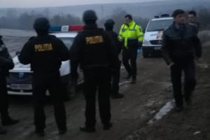 FOTO. Mascaţii au descins într-o localitate din judeţ. 50 de persoane, verificate