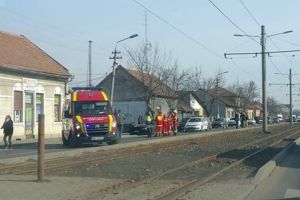 ACCIDENT pe o stradă intens circulată din municipiu: BMW vs. DACIA. Cea din urma s-a IZBIT într-un stâlp