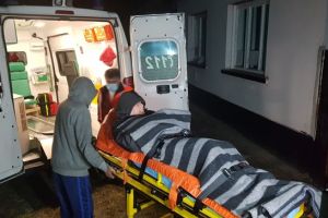 Bătrân evacuat din căminul din Liebling cu pereţi mucegăiţi, după ce azilul a fost închis