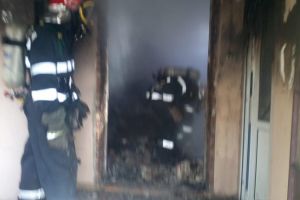 Incendiu provocat de jarul căzut din sobă, la un imobil din Tomnatic