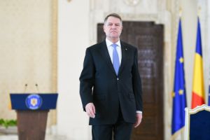 Decrete de decorare a artistilor Constantin Flondor si Adrian Ghenie, semnate de Klaus Iohannis