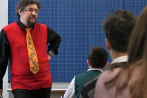 FOTO. Demény Péter, cel de-al doilea Scriitor la şcoală, are gusturi la fel de bune la ceasuri ca şi la literatură