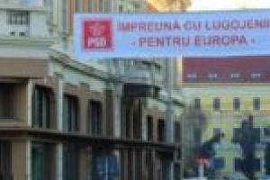 Afară-i vopsit gardul…! Administraţia lugojeană a împânzit oraşul cu bannere electorale, dar nu vede gropile din carosabil!