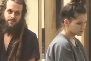 Veganii DEMENȚI au fost ARESTAȚI: Îşi hrăneau bebeluşul de 5 luni cu CARTOFI
