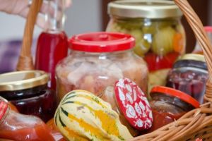 Un grup de voluntari din Târgu-Mureş schimbă materiale reciclabile colectate pe alimente pentru nevoiaşi