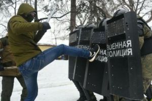 Cursuri în care ELEVII din Rusia sunt învăţaţi să ÎMPRĂȘTIE manifestaţiile de stradă