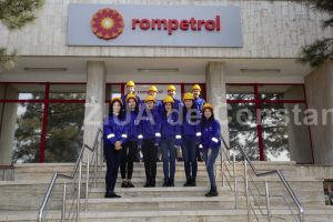 Zece studenti ai Universitatii Tehnice Kazaho-Britanice, in practica la Petromidia. Tinerii vor invata cum functioneaza o rafinarie de top (galerie foto)