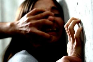 Un român din UK a violat o femeie ca să-şi sărbătorească ziua de naştere