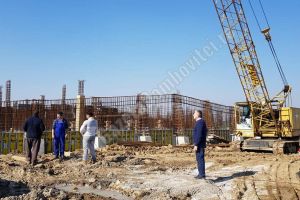 GĂEȘTI: S-a turnat fundaţia bazinului de înot