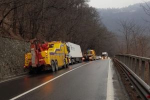 FOTO Tir în şanţ pe Valea Oltului. Se circulă alternativ